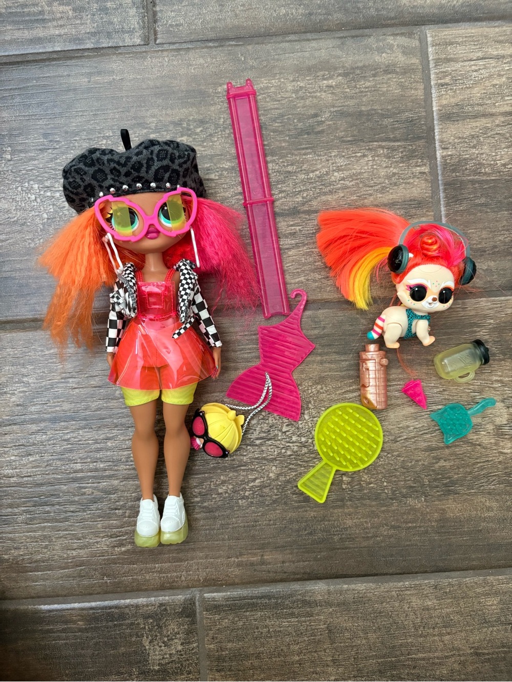 L.O.L. Surprise! OMG Neonlicious Doll & her Pet EDM Scratch with accessories